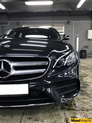 Полная оклейка Mercedes-Benz E class в черный металлик